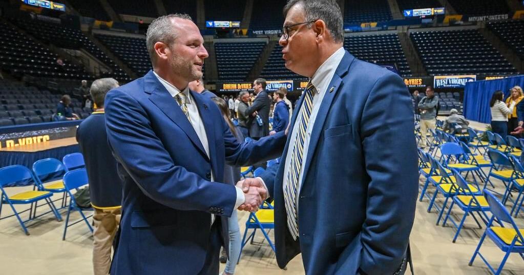 WVU Notebook: Transitioning Post Zach Frazier, Pursuing 11-12 Wins, and Exploring DeVries’ Athletic Heritage