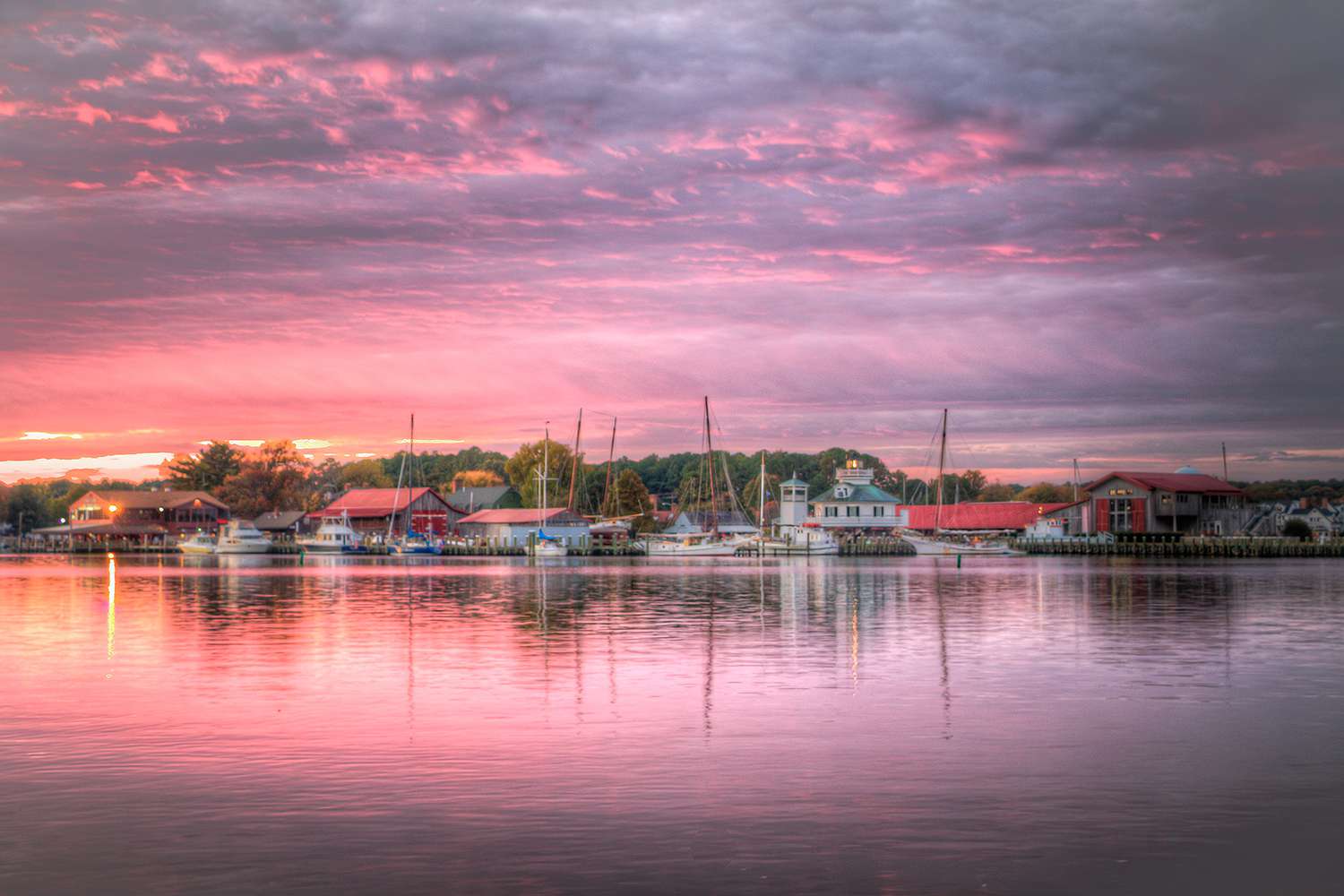 Top 15 Small American Towns Ideal for Your Summer Getaway