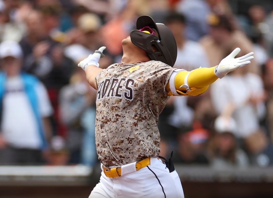 Padres Offense Awakens in Dominant 13-4 Victory Over Giants