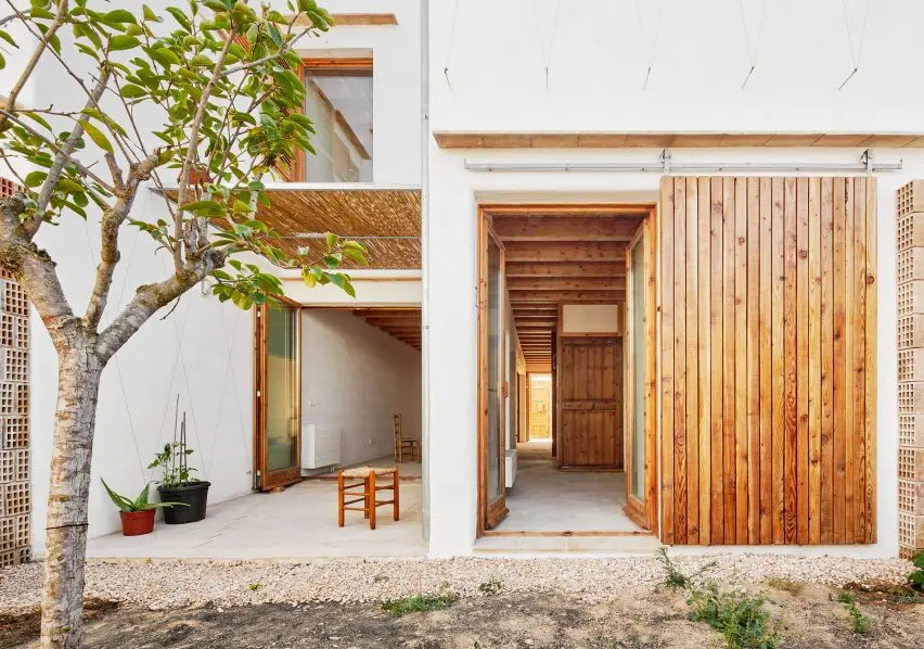 Housing unit opened out onto a terrace