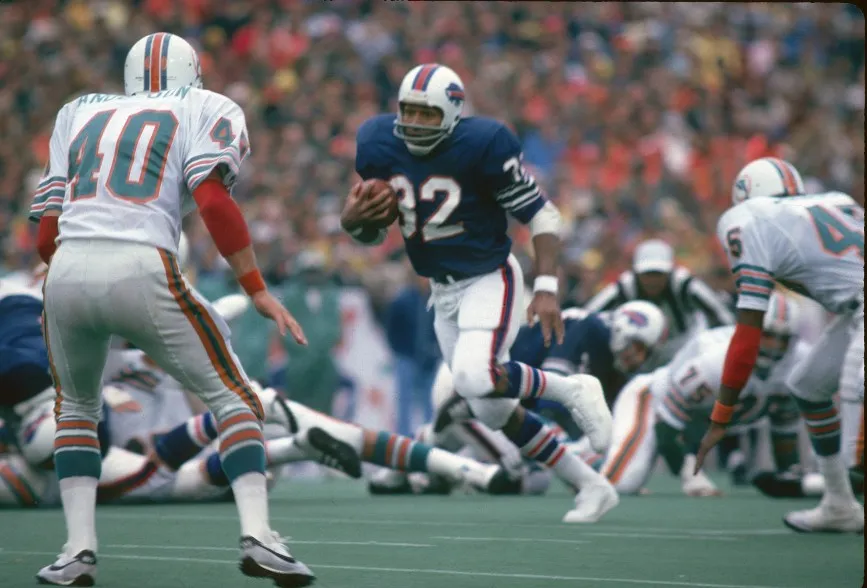 Running back O.J. Simpson #32 of the Buffalo Bills carries the ball during a early circa 1970’s NFL game against the Miami Dolphins at Rich Stadium in Buffalo in 1970s.