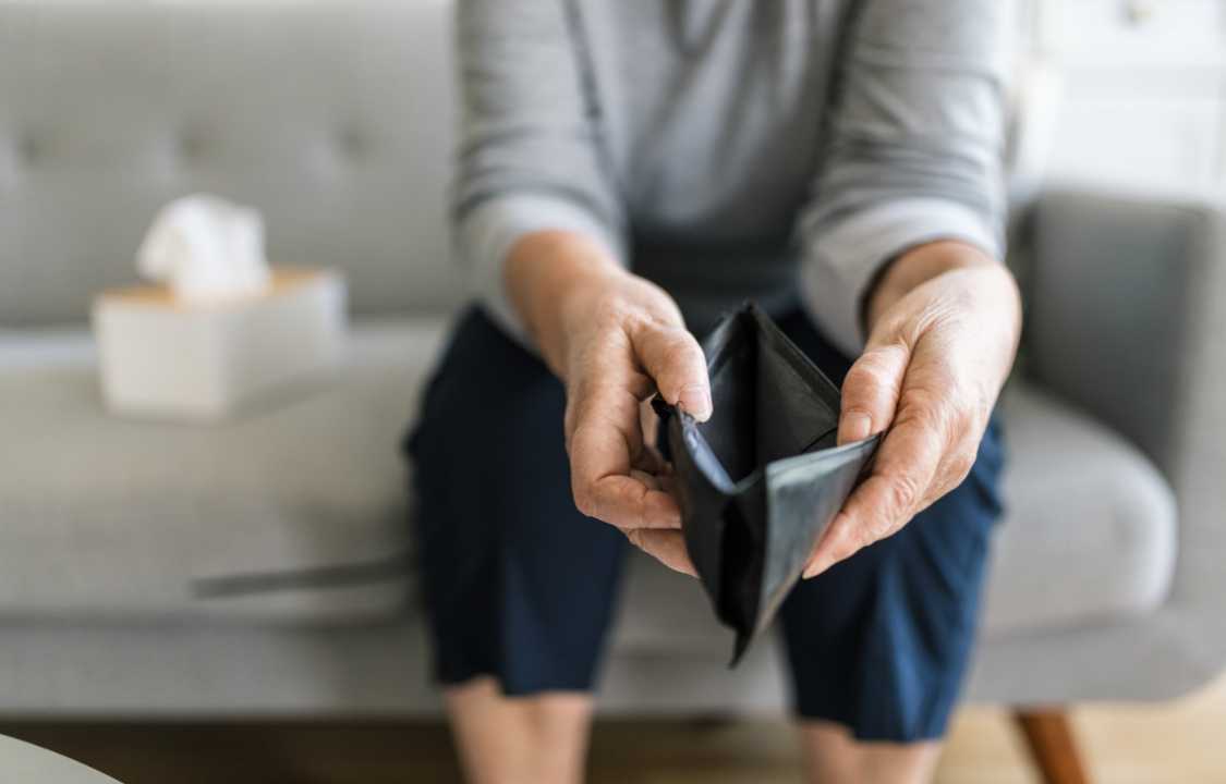 8 TIPS FOR DEALING WITH FINANCIAL DEBT STRESS