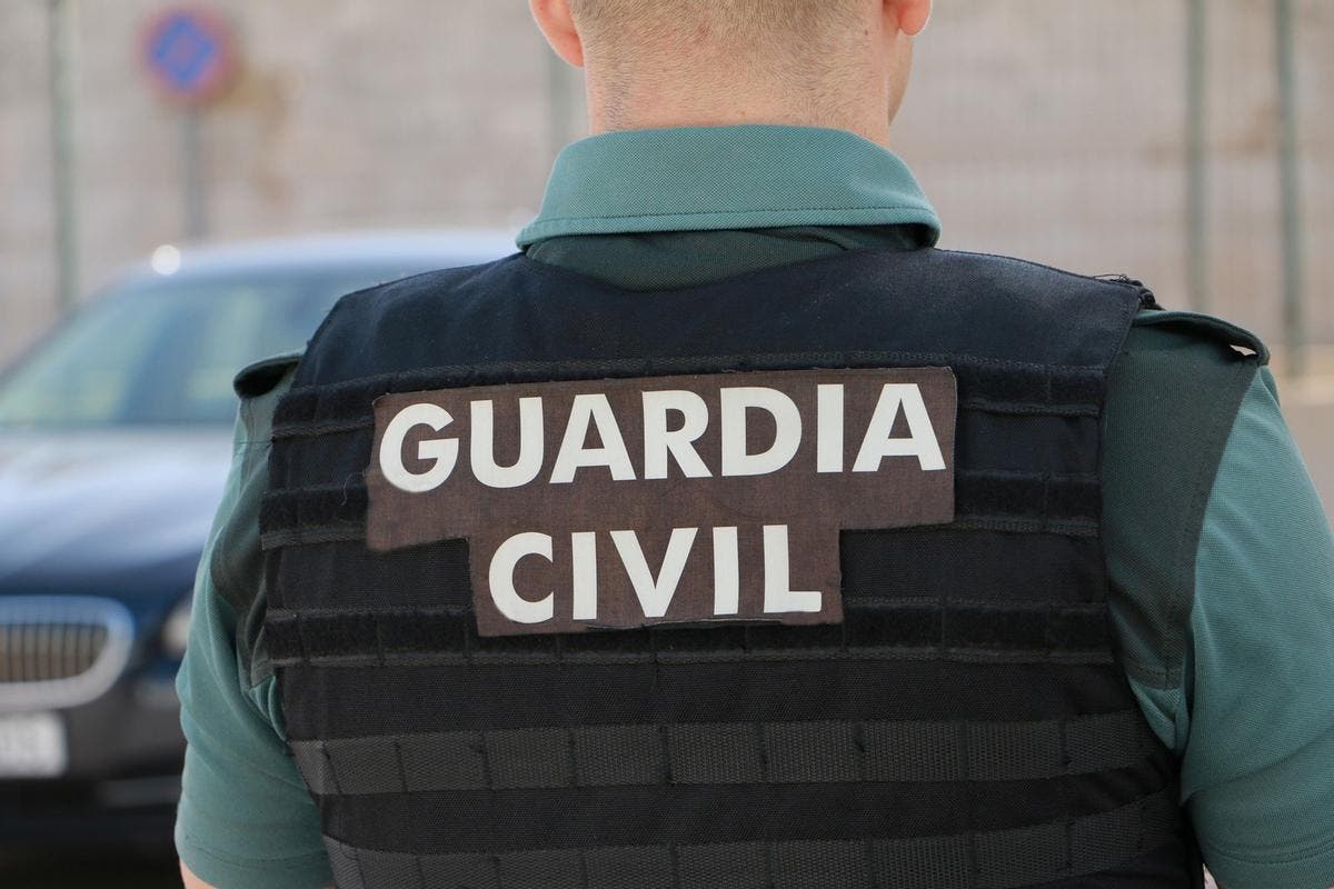 Guns, 23 cellphones, cryptocurrency, and €500 notes: What police found in the house of Koldo Garcia, the man at the centre of the Covid mask corruption scandal that has rocked Spain’s Socialist government – Olive Press News Spain