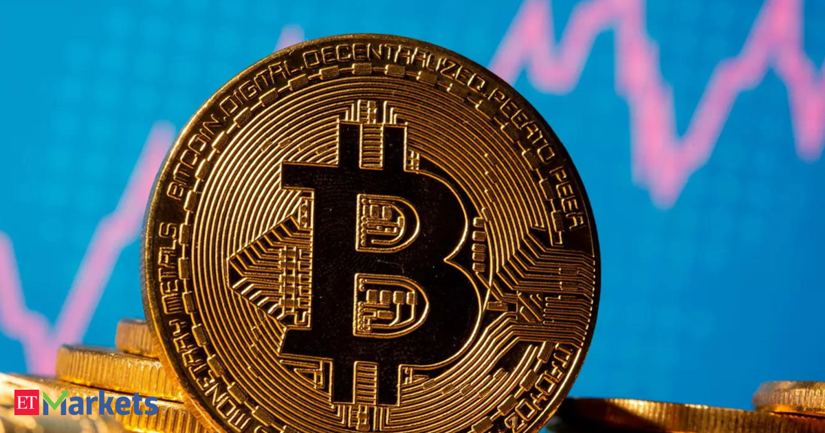 Bitcoin Falls Below $61.2K, Dogecoin and Solana Decline by Over 7% on April 18