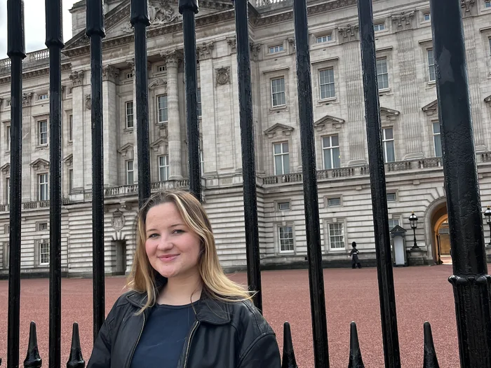 Katherine Borsting in front of buckingham palace in london