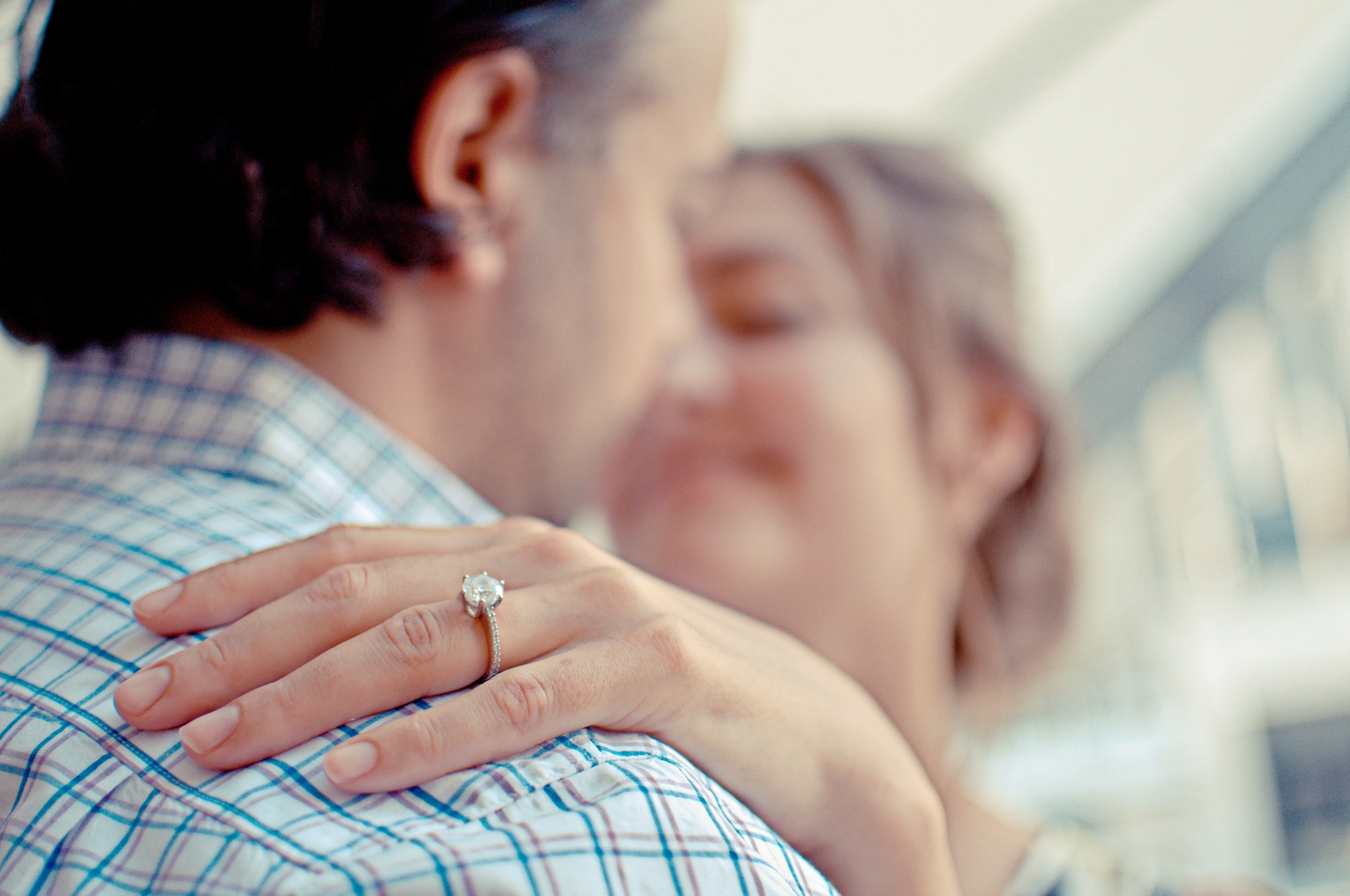 shallow focus photo of man and woman kissing