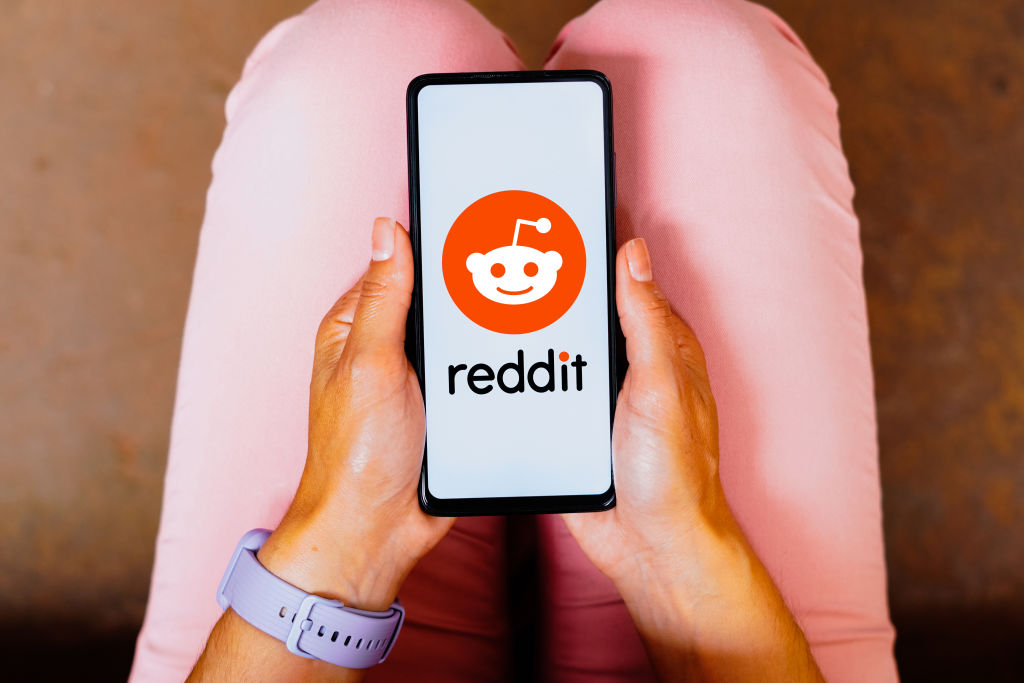 BRAZIL - 2023/05/25: In this photo illustration, the Reddit logo is displayed on a smartphone screen. (Photo Illustration by Rafael Henrique/SOPA Images/LightRocket via Getty Images)