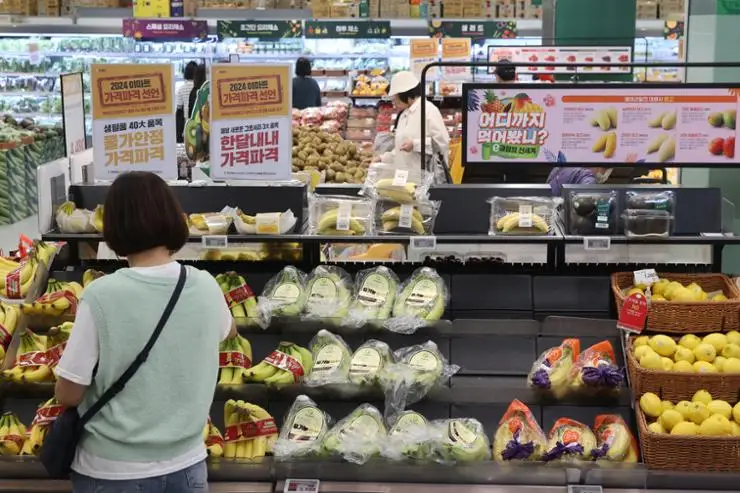 Customers shop for groceries at a supermarket in Seoul, May 21. Yonhap