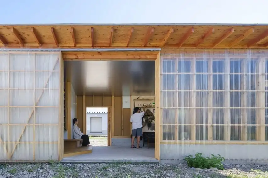 Polycarbonate facade of Hokuriku Residence No. 3 by Chidori Studio