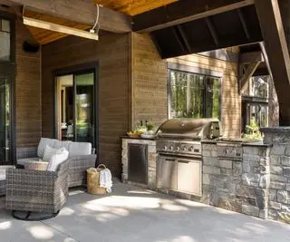 Outdoor kitchen decorated with basket and trays