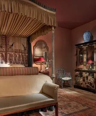 bedroom with four poster