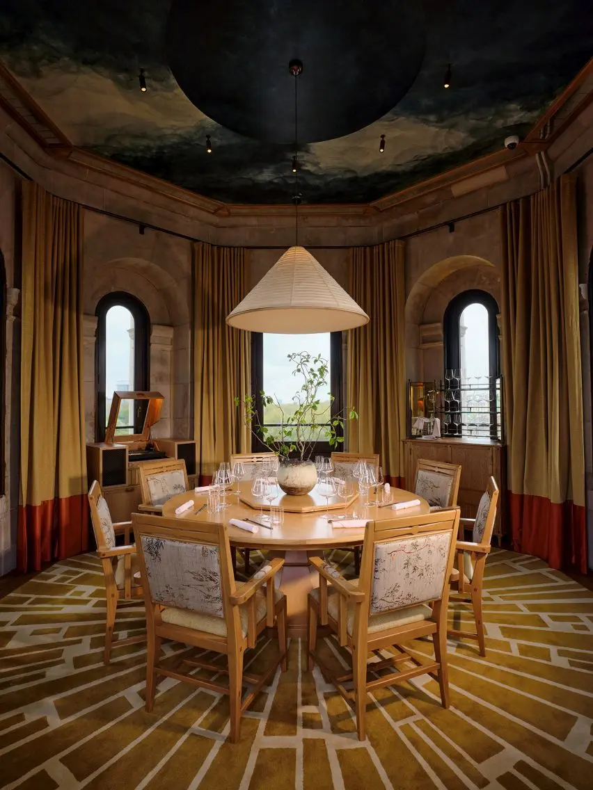 Turret with an eight-seater dining room