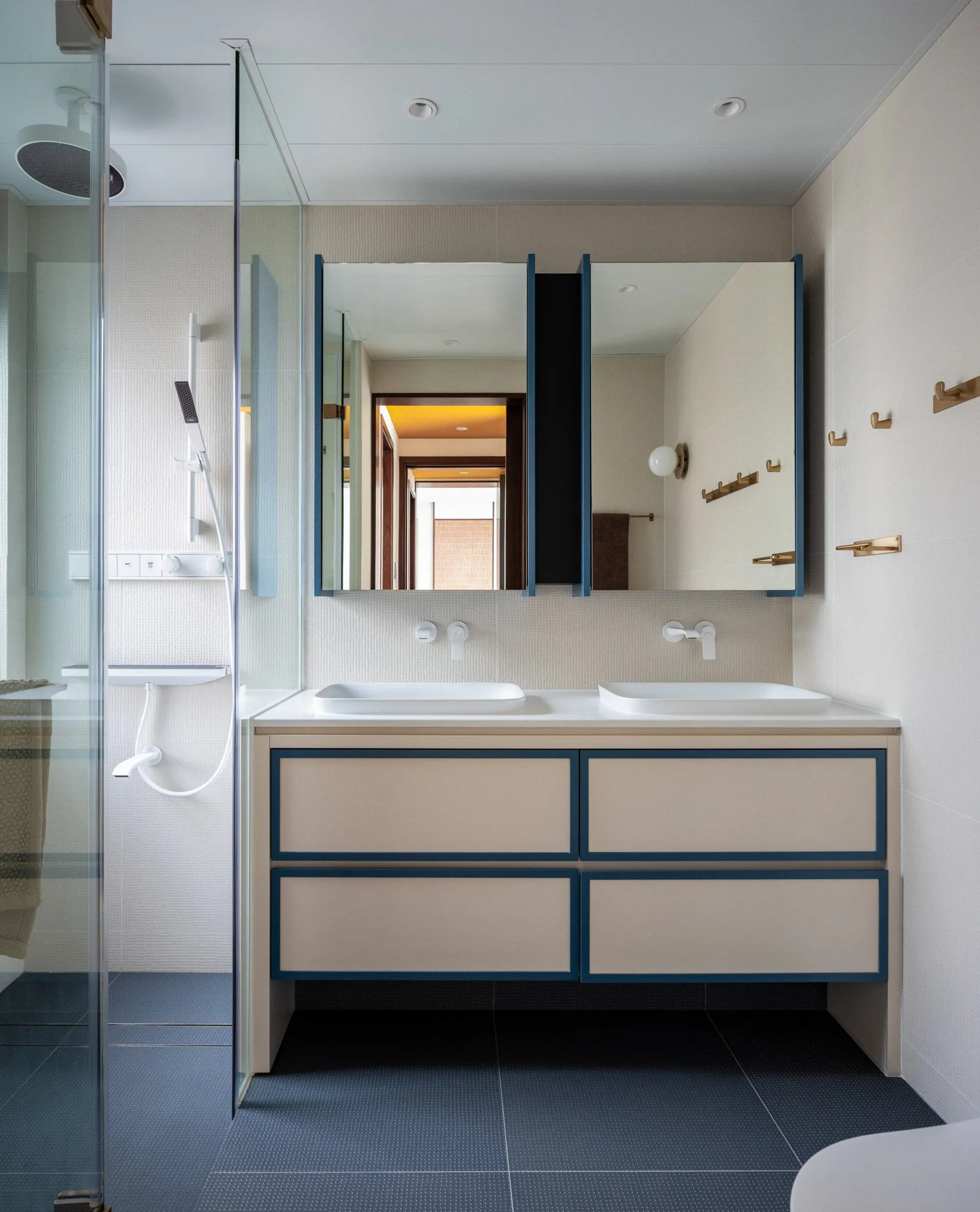 White and blue distinguish the main en suite bathroom. Photo: Harold de Puymorin image
