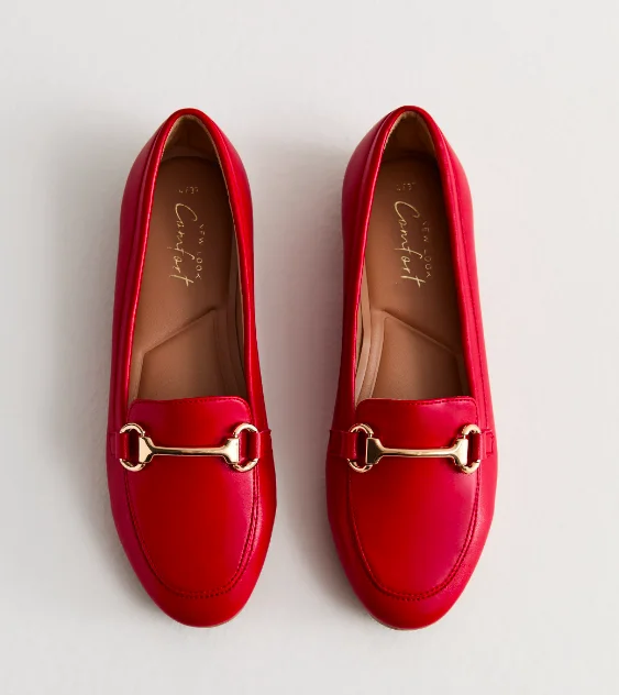 The horse-bit buckle and shape look almost identical to Gucci loafers