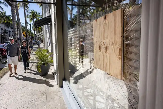 A board covers a cracked window at David Yurman along Worth Avenue in Palm Beach following a recent smash-and-grab burglary at the jewelry store February 20, 2024.