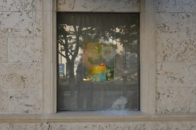 Two holes are seen in the west-facing display window of Tiffany & Co. on the northeast corner of Worth and Hibiscus avenues, following an overnight smash-and-grab burglary on June 13, 2022.