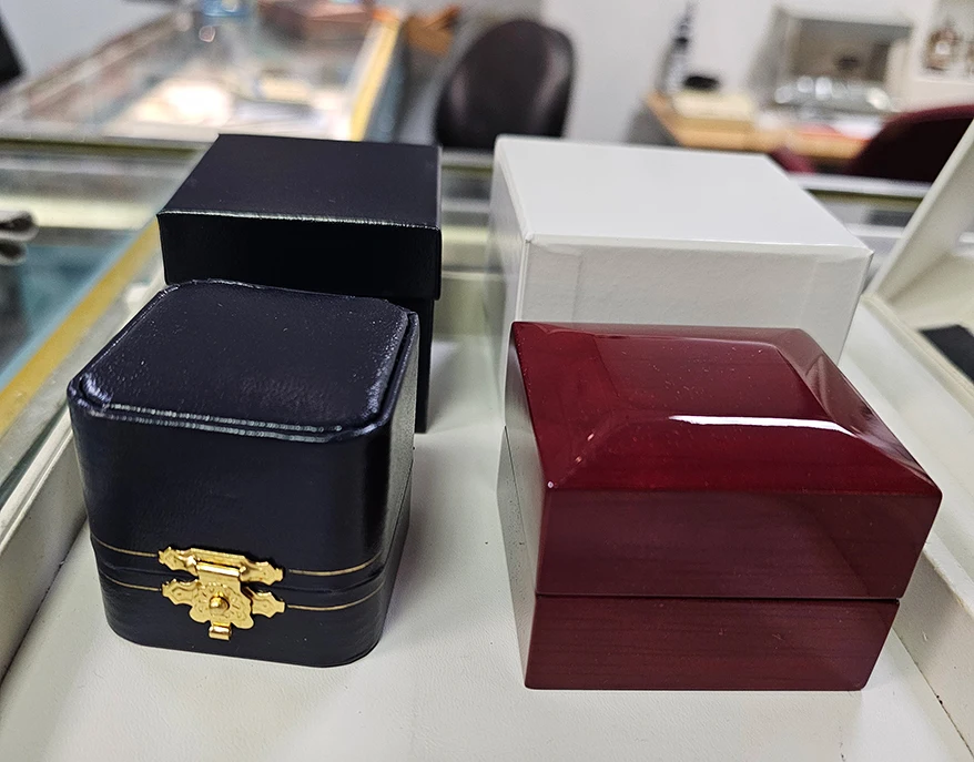 Jewelry Retailers Make a Statement with Branded Boxes