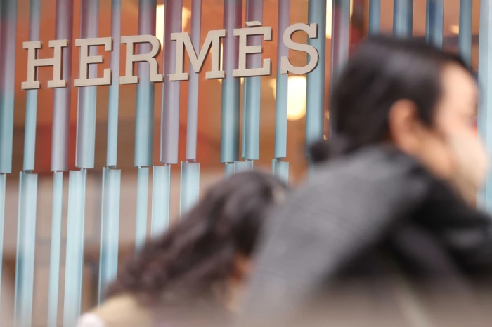 The　logo　of　French　luxury　brand　Hermès　is　seen　outside　of　a　department　store　in　Seoul