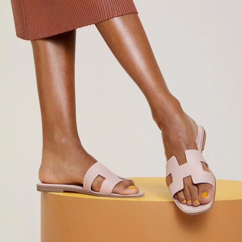 Hermés Oran Sandals in Rose Porcelaine worn by Meghan Markle