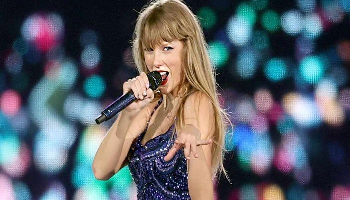 Taylor Swift’s ‘Eras Tour’Stage Dive Fails in Tampa