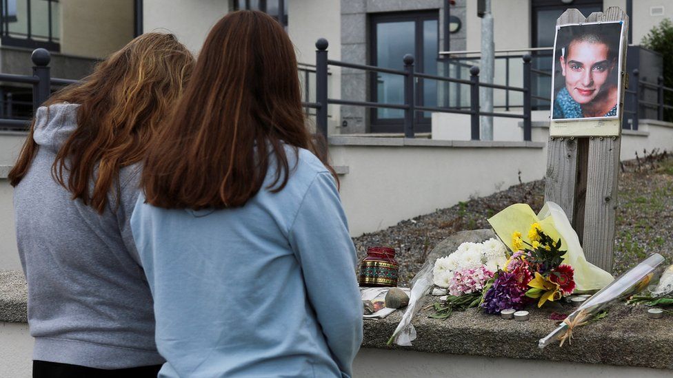 Sinéad O’Connor: Fans mourn in London and Dublin