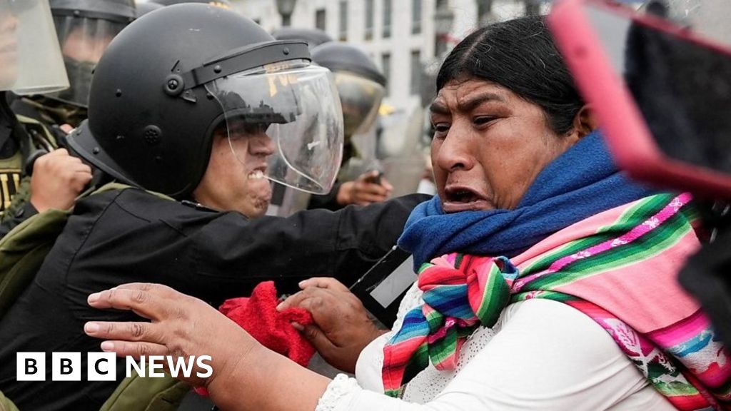 Indigenous women and police clash in Peru protest