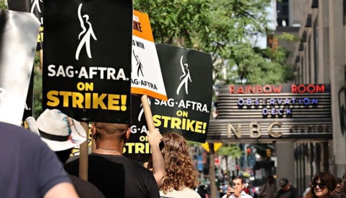 Strikers Protest Paramount Studios’ AI Use and Low Residual Checks