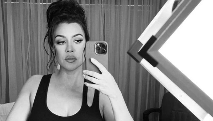 Pregnant Kourtney Kardashian Posts Pregnancy Photos