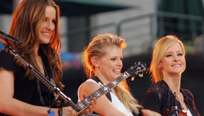 The Chicks Stun Nashville Concertgoers with Surprising News