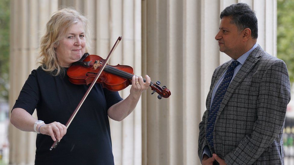 Violinist who played during brain surgery reunites with doctor