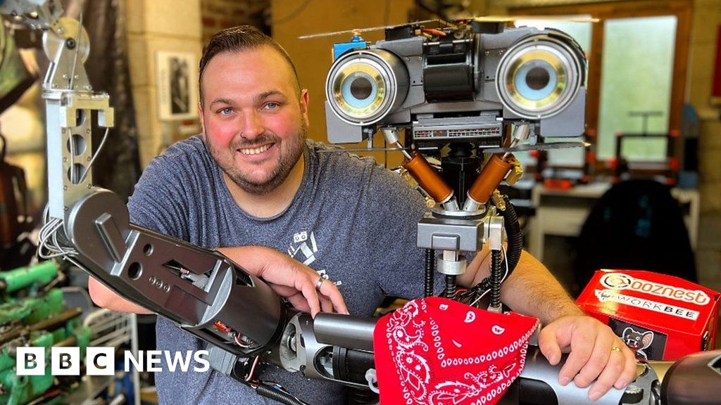 Man builds Johnny 5 robot from Short Circuit film