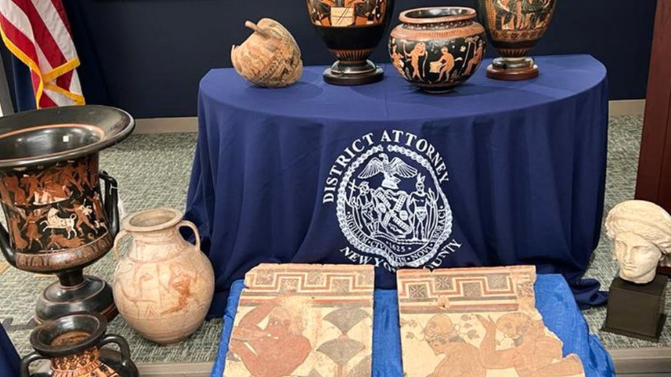 US returns huge haul of stolen artefacts to Italy