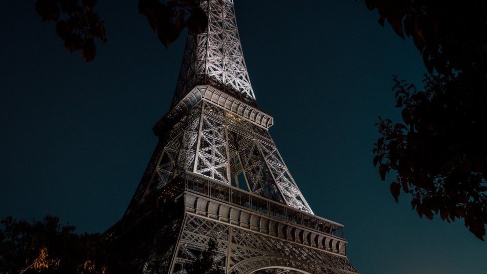 US tourists stay in Eiffel Tower overnight while drunk