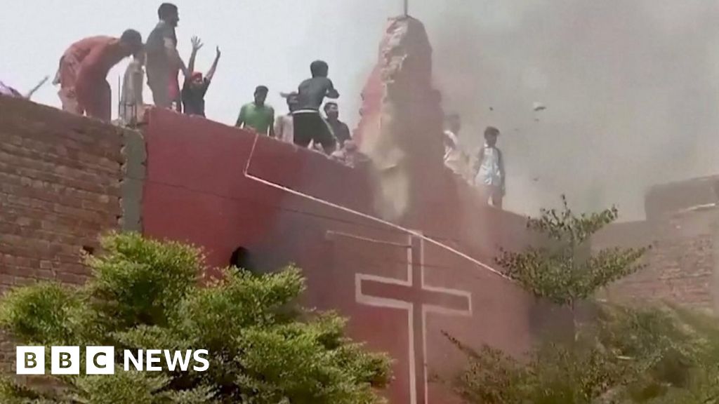 Mob attacks churches in Pakistan blasphemy row