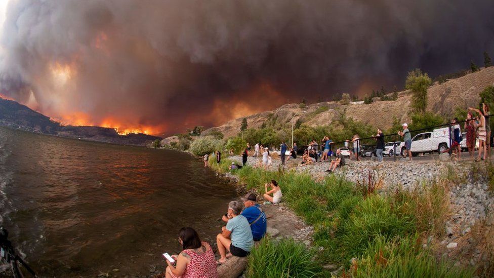 Canada wildfires: Residents scramble to flee fires in Kelowna and Yellowknife