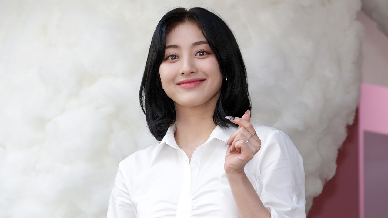 Here’s How TWICE’s Jihyo Does the No-Makeup Makeup Trend