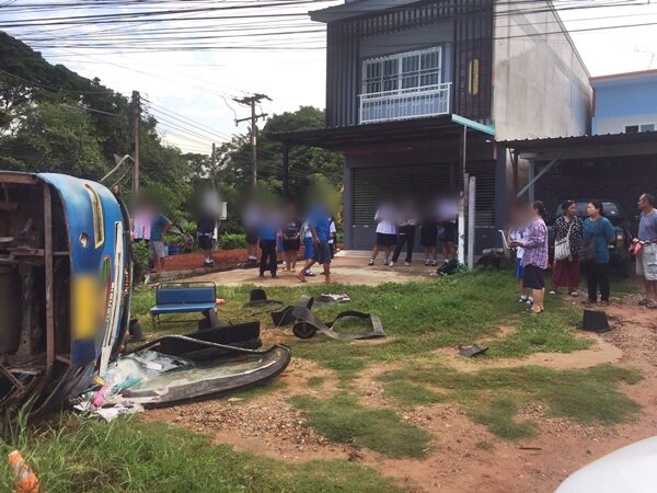 รถบัสรับส่งนักเรียน เร่งเครื่องให้ทันไฟเขียว เสียหลักพลิกคว่ำ เจ็บ16ราย