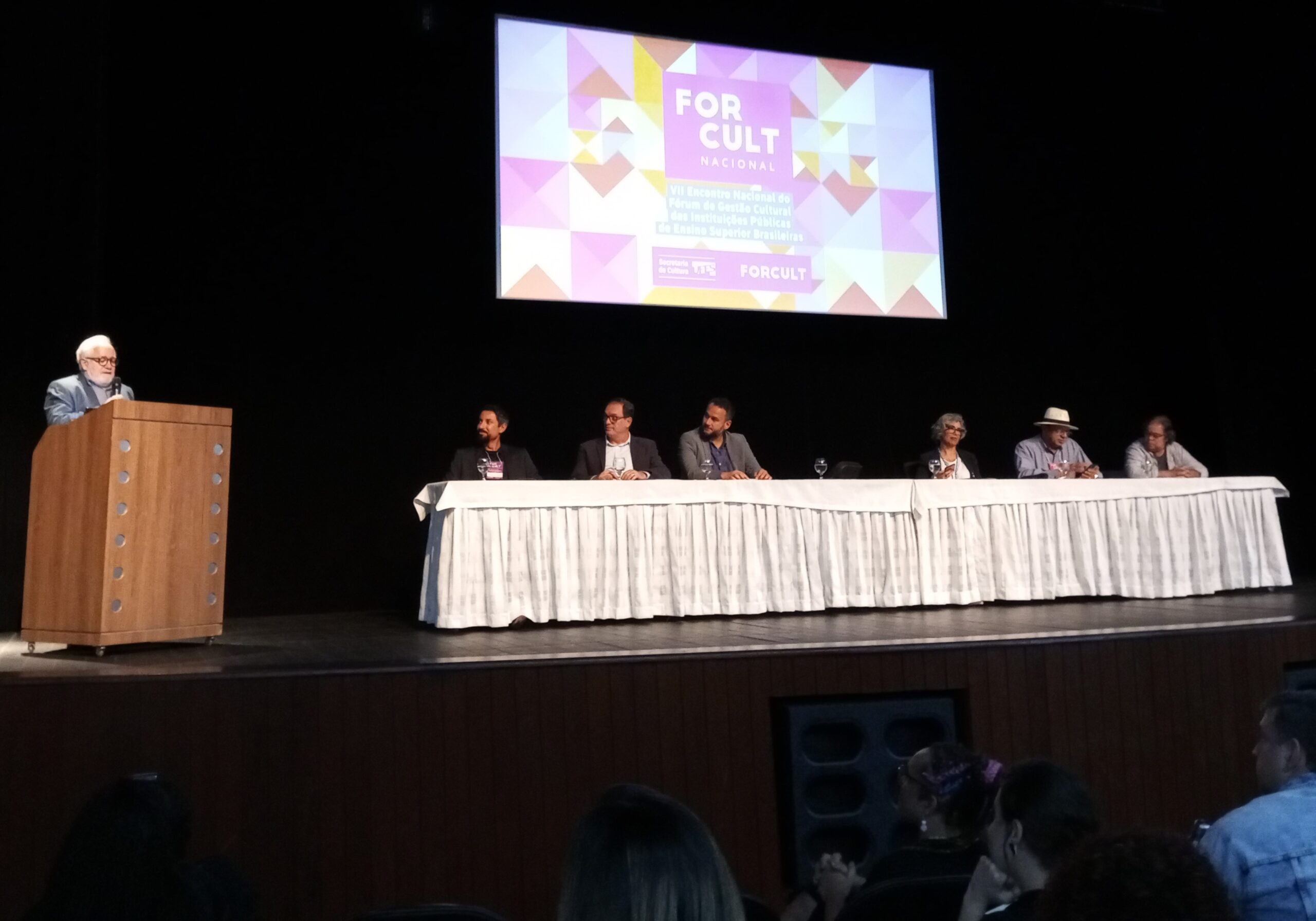 Abertura de fórum sobre gestão cultural reúne autoridades públicas no Teatro Universitário