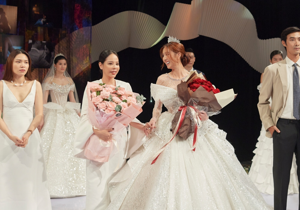 Vợ Hồ Quang Hiếu diện váy cưới làm từ 60m vải sau lễ ăn hỏi