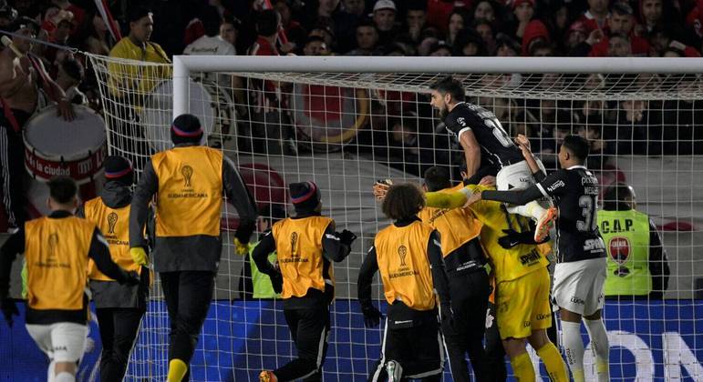 Escolinha? Corinthians provoca Estudiantes após classificação na Sul-Americana