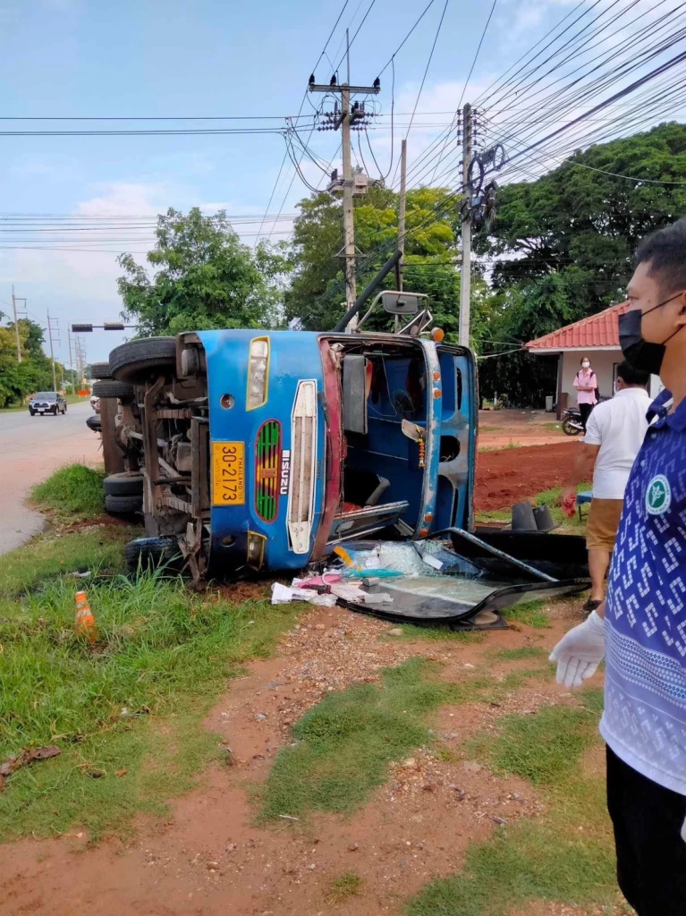 รถรับส่งนักเรียน พลิกคว่ำที่โคราชเจ็บ 16 ราย