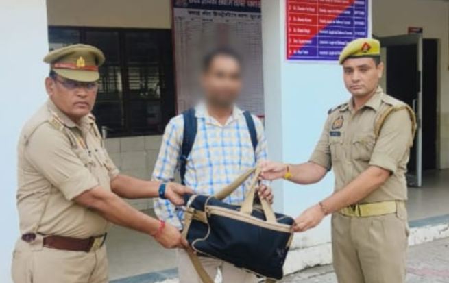 नोएडा पुलिस का सराहनीय काम, ऑटो में छूटे बैग को बरामद कर किया ITBP जवान के सुपुर्द