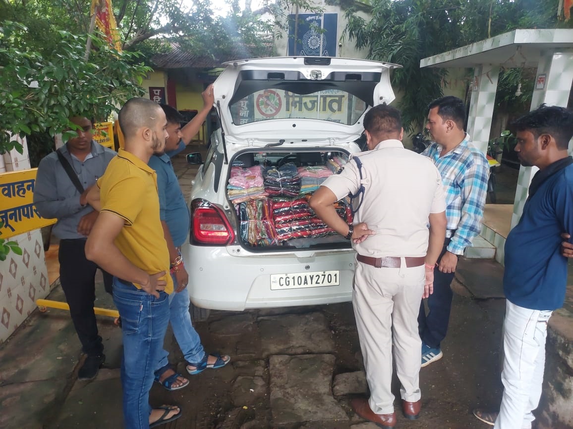 Bilaspur News:कार व टाटा मैजिक वाहन से 5. 60 की नई साड़ियां जब्त – New sarees worth Rs 5  seized from car and Tata Magic vehicle