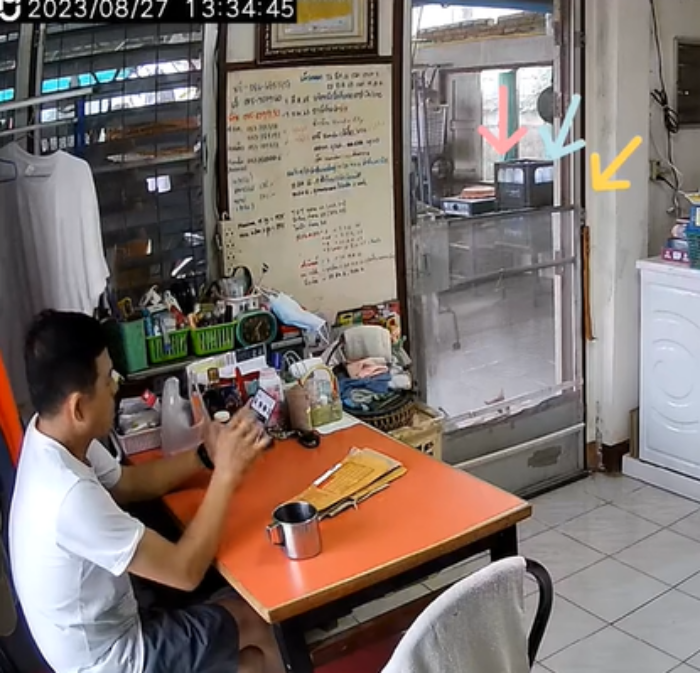 แมวอยากเข้าบ้าน แต่ขี้เกียจรอทาสมาเปิดให้ เลยใช้วิทยายุทธขั้นสูงสุด