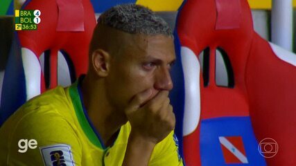 Richarlison chora no banco de reservas da Seleção após ser substituído