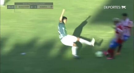 Em Honduras, zagueiro derruba dois rivais com carrinho assustador e é expulso; vídeo
