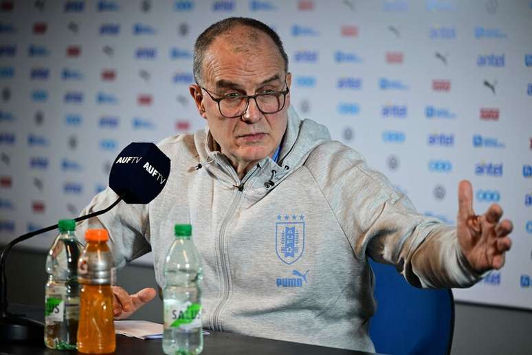Com seis do futebol brasileiro, Bielsa convoca seleção do Uruguai