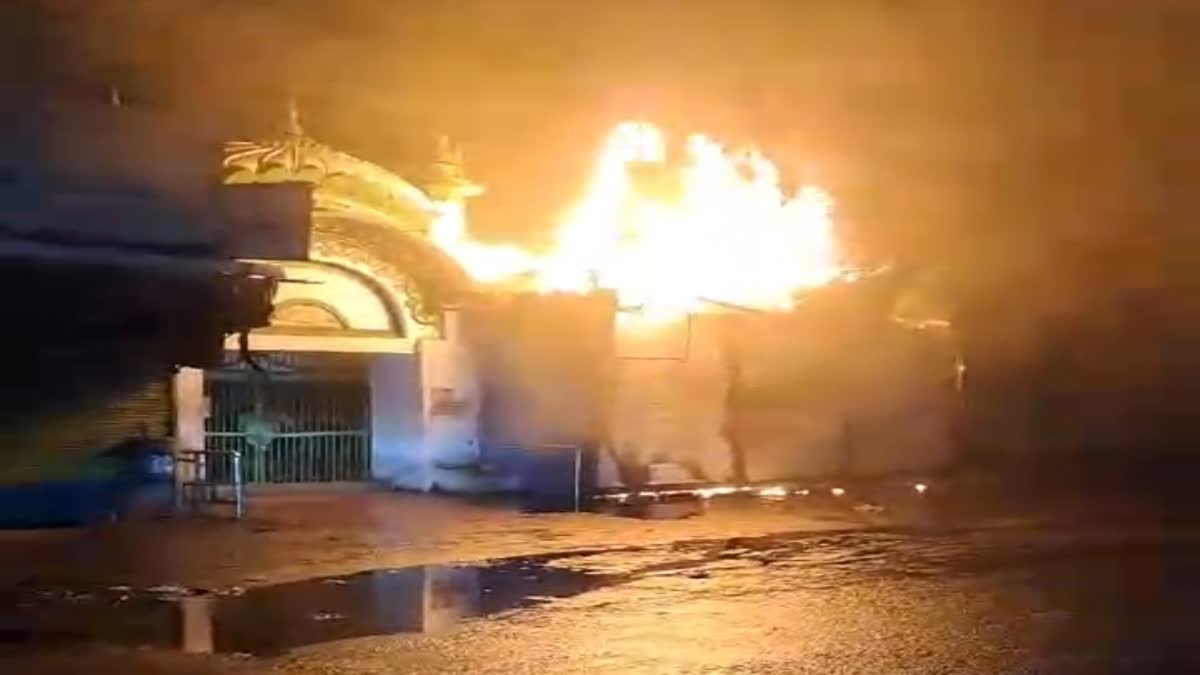 Indore Fire News: इंदौर में धू-धूकर जली ऑटो पार्ट्स की दो दुकानें, लाखों का माल जलकर हुआ खाक, देखें वीडियो