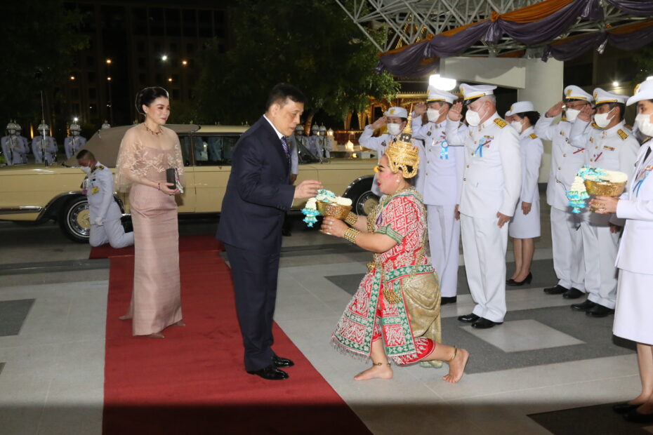 ‘ในหลวง-พระราชินี’ เสด็จฯ ทอดพระเนตรการแสดงละครชาตรีเรื่อง ‘มโนห์รา’