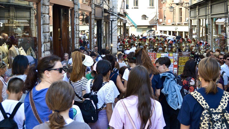 Venice to vote on €5 a day fee for tourists